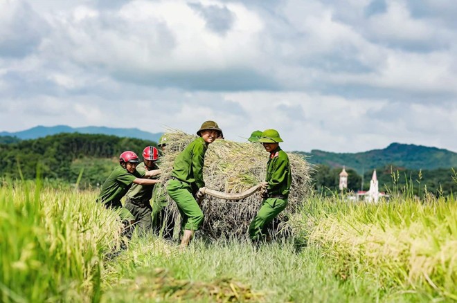 Cán bộ, chiến sĩ Công an các địa phương luôn nêu cao tinh thần giúp dân. Cán bộ, chiến sĩ Công an các địa phương luôn nêu cao tinh thần giúp dân.