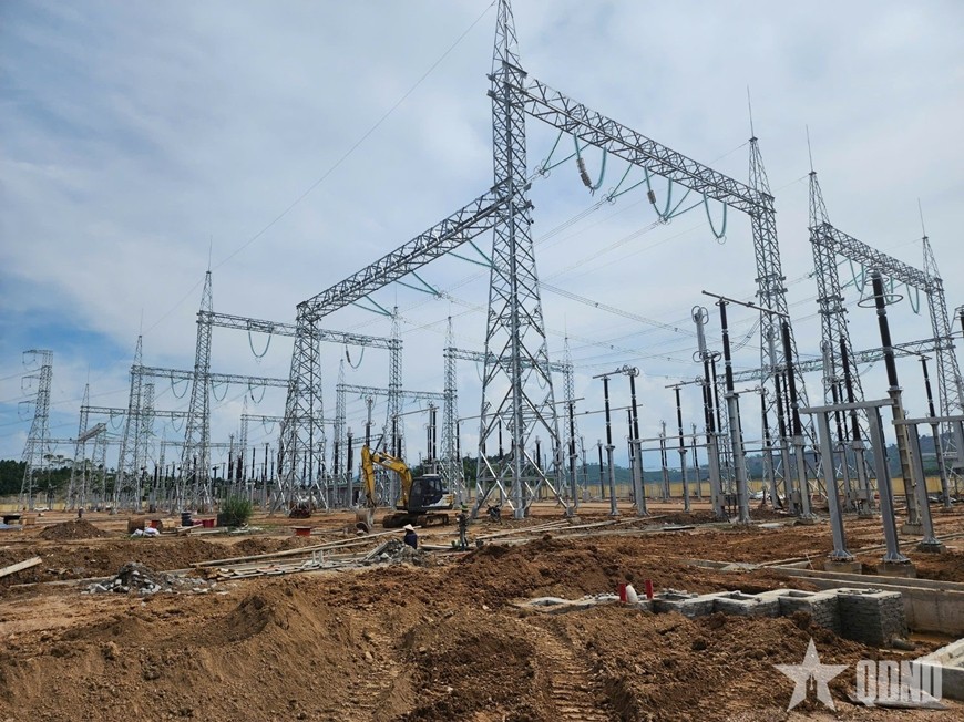 Nằm trên một ngọn đồi thấp tại Lào Cai, trạm biến áp 500kV rộng 17,8ha đang được hoàn thiện. Nằm trên một ngọn đồi thấp tại Lào Cai, trạm biến áp 500kV rộng 17,8ha đang được hoàn thiện.