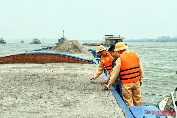 Kiểm tra các phương tiện thủy trên sông.