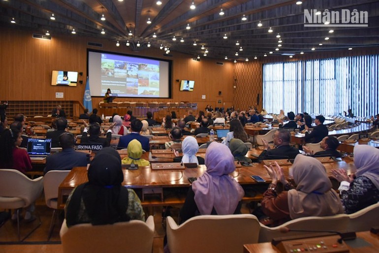 Toàn cảnh lễ trao bằng công nhận tại trụ sở UNESCO. Toàn cảnh lễ trao bằng công nhận tại trụ sở UNESCO.