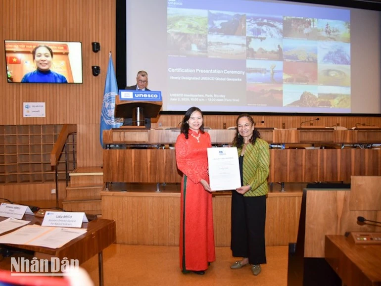 Bà Lidia Brito, Trợ lý Tổng Giám đốc UNESCO phụ trách Khoa học tự nhiên, trao Bằng công nhận cho Đại sứ Nguyễn Thị Vân Anh.