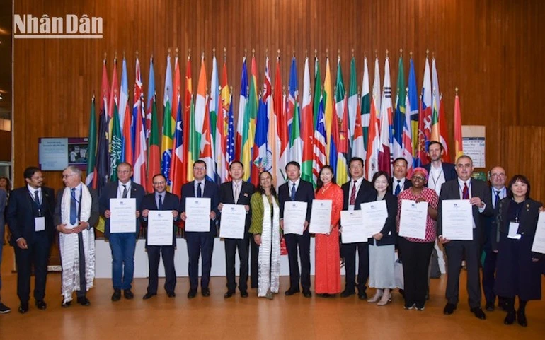 Đại sứ và đại diện các phái đoàn chụp ảnh lưu niệm. (Ảnh: KHẢI HOÀN)