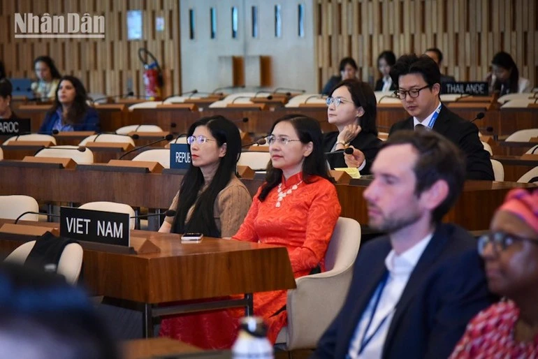 Đại sứ Nguyễn Thị Vân Anh, Trưởng Phái đoàn Thường trực Việt Nam bên cạnh UNESCO, tham dự trực tiếp buổi lễ.