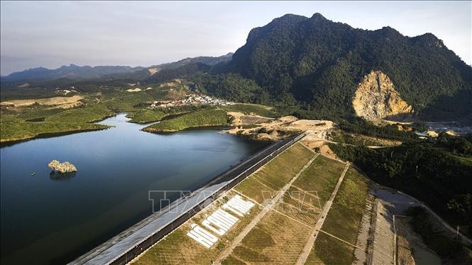 Hồ Cánh Tạng còn có thể đảm bảo dòng chảy môi trường hạ du về mùa khô, kết hợp giảm lũ hạ du vào mùa mưa. Hồ Cánh Tạng còn có thể đảm bảo dòng chảy môi trường hạ du về mùa khô, kết hợp giảm lũ hạ du vào mùa mưa.