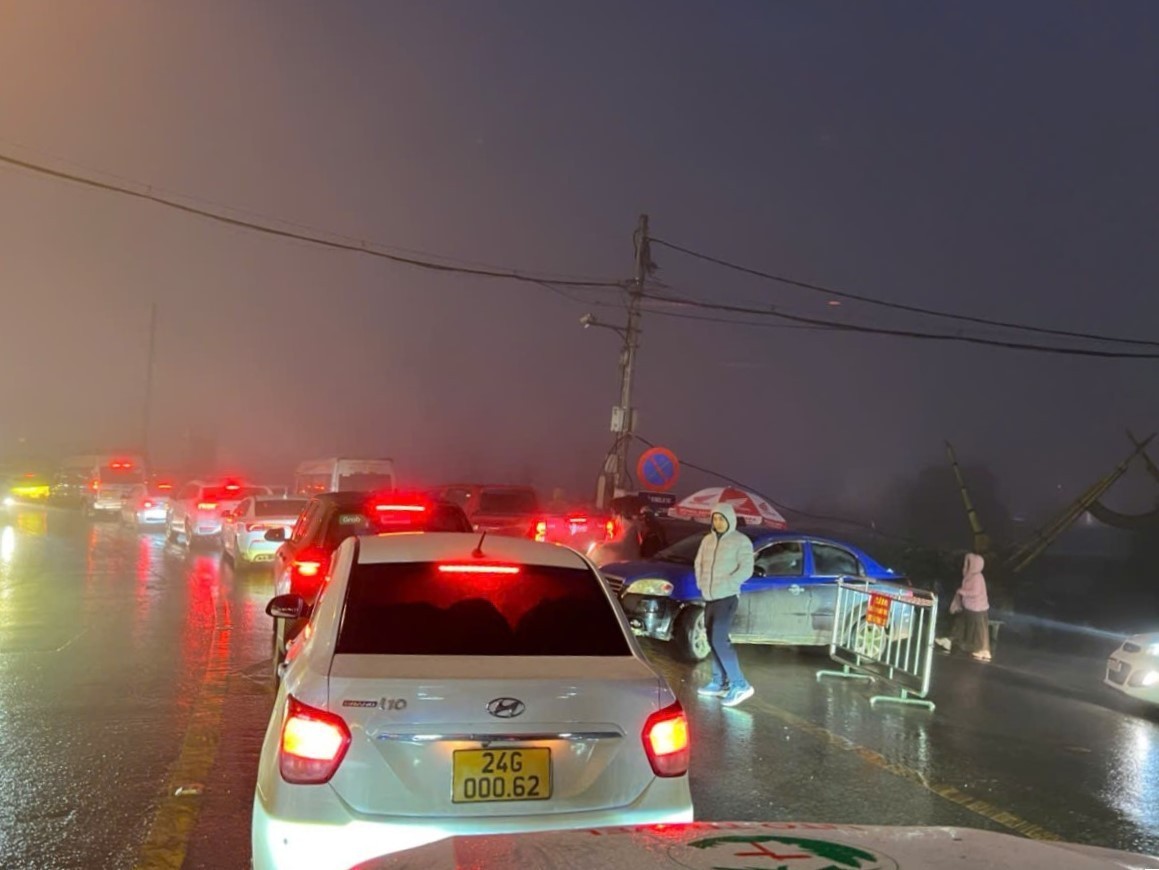 Nhiều đoạn đường trong trung tâm phường Sa Pa bị ùn tắc cục bộ do lượng khách đông đúc trong dịp cao điểm.