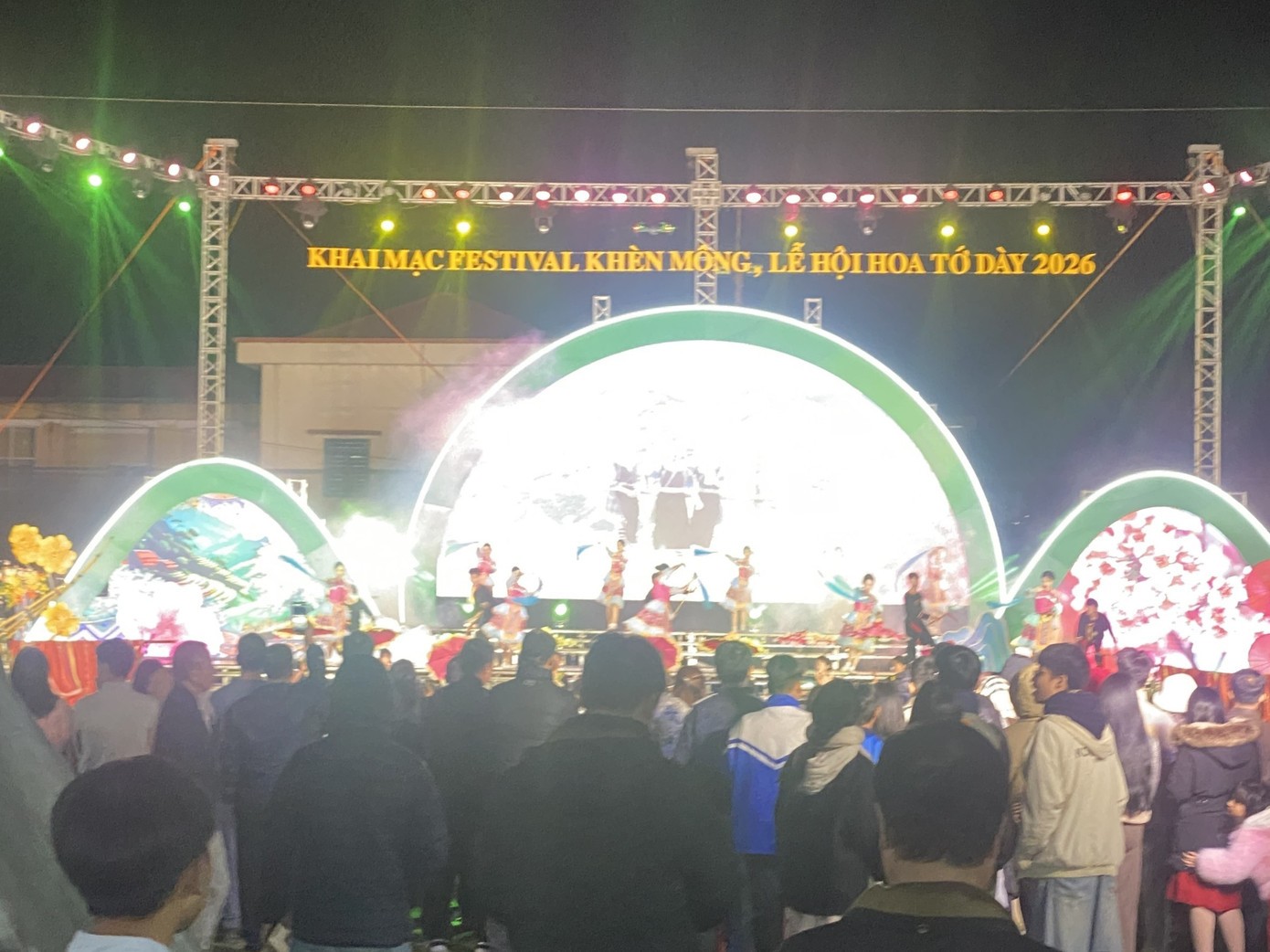 Các buổi tổng duyệt cho lễ khai mạc Festival Khèn Mông, Lễ hội Hoa tớ dày thu hút đông đảo du khách và người dân.