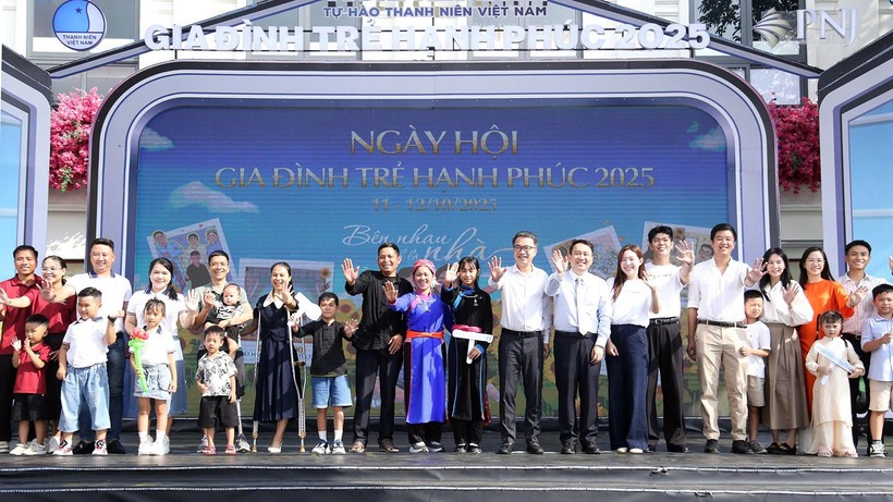 Các "Gia đình trẻ hạnh phúc" năm 2025 cùng đại biểu dự Ngày hội. Các "Gia đình trẻ hạnh phúc" năm 2025 cùng đại biểu dự Ngày hội.