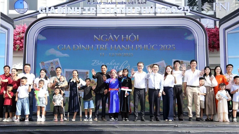 Các "Gia đình trẻ hạnh phúc" năm 2025 cùng đại biểu dự Ngày hội.