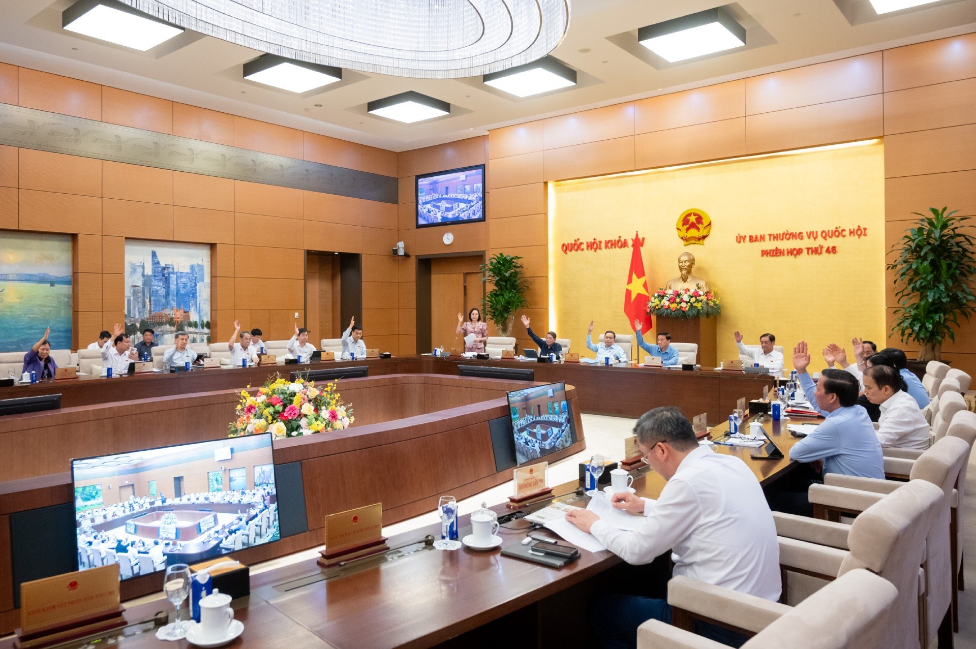 Các thành viên Ủy ban Thường vụ Quốc hội biểu quyết thông qua pháp lệnh. z61-3899-bieu-quyet-1-85625.jpg