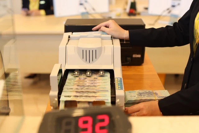 Các ngân hàng tiếp tục được giao thêm hạn mức tăng trưởng tín dụng trong bối cảnh 11 tháng đầu năm, tốc độ tăng tín dụng của hệ thống đạt hơn 11%.