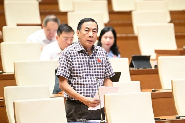 Đại biểu Phạm Văn Hoà kiến nghị địa phương phải chịu trách nhiệm về việc chỉ định thầu, về chất lượng của các công trình. Đại biểu Phạm Văn Hoà kiến nghị địa phương phải chịu trách nhiệm về việc chỉ định thầu, về chất lượng của các công trình.