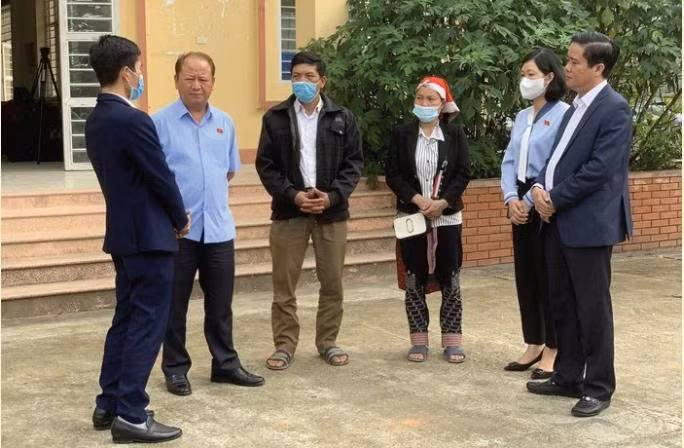 Đại biểu Quốc hội tỉnh Lào Cai Sùng A Lềnh (thứ hai từ trái qua phải ảnh) trong một chuyến đi tiếp xúc cử tri.