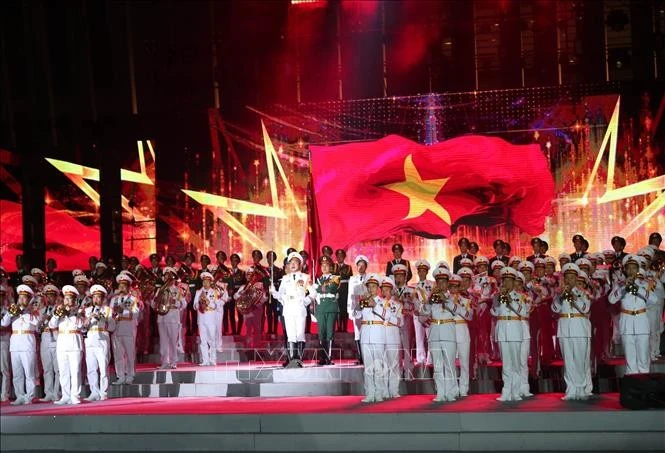 Các nghệ sĩ quân đội tham gia chương trình nghệ thuật chính luận.