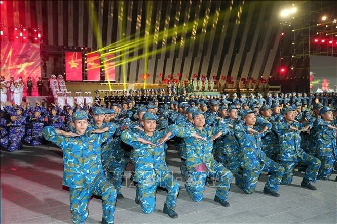 Các nghệ sĩ quân đội tham gia chương trình nghệ thuật chính luận.