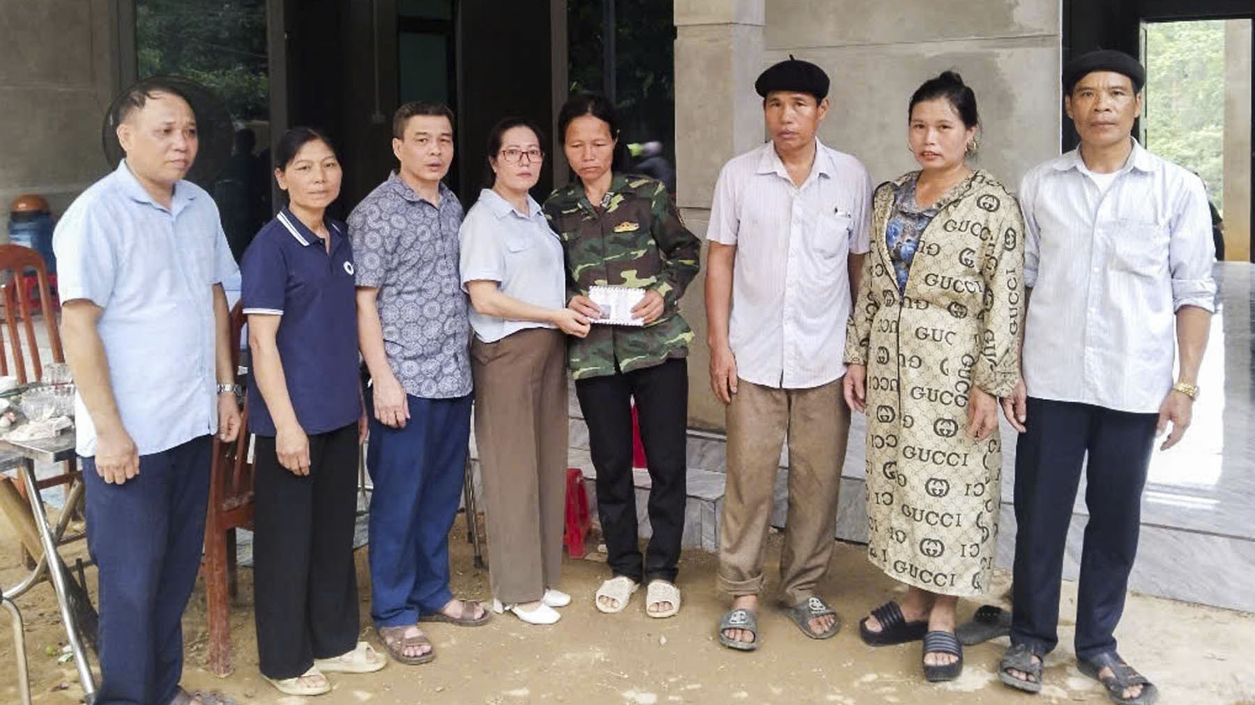 Trao hỗ trợ cho gia đình chị Nguyễn Thị Thủy. trao-tien-ho-tro-cho-chi-nguyen-thi-thuy.jpg
