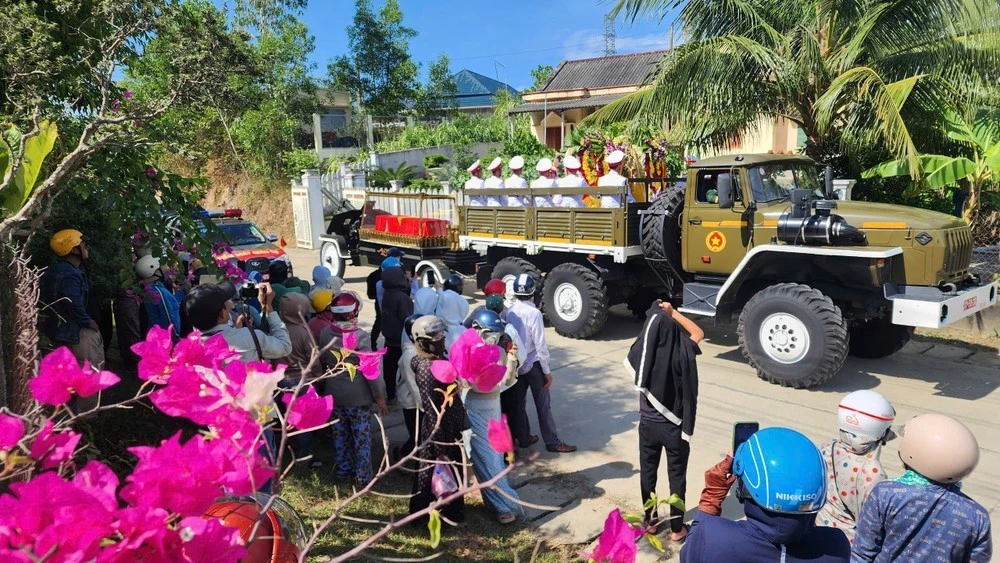 Trước khi an nghỉ tại nghĩa trang thôn Diên Trường, xã Phổ Khánh, thị xã Đức Phổ, tỉnh Quảng Ngãi, linh xa chở linh cữu nguyên Chủ tịch nước Trần Đức Lương dừng nơi nhà ông ở quê.