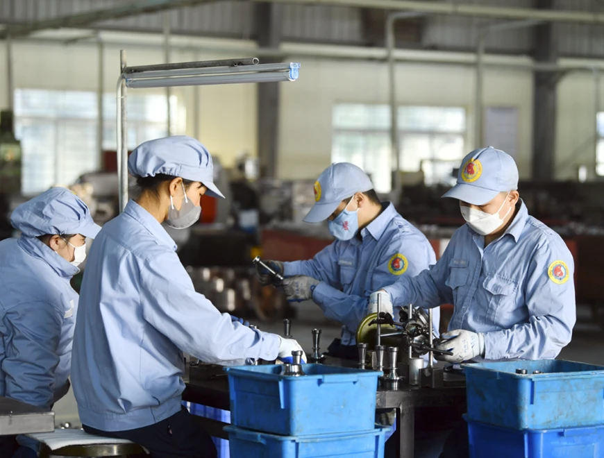 Tham gia bảo hiểm xã hội người lao động được hưởng nhiều quyền lợi. Ảnh minh họa: TL