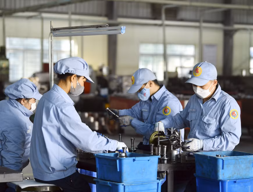 Tham gia bảo hiểm xã hội người lao động được hưởng nhiều quyền lợi. Ảnh minh họa: TL