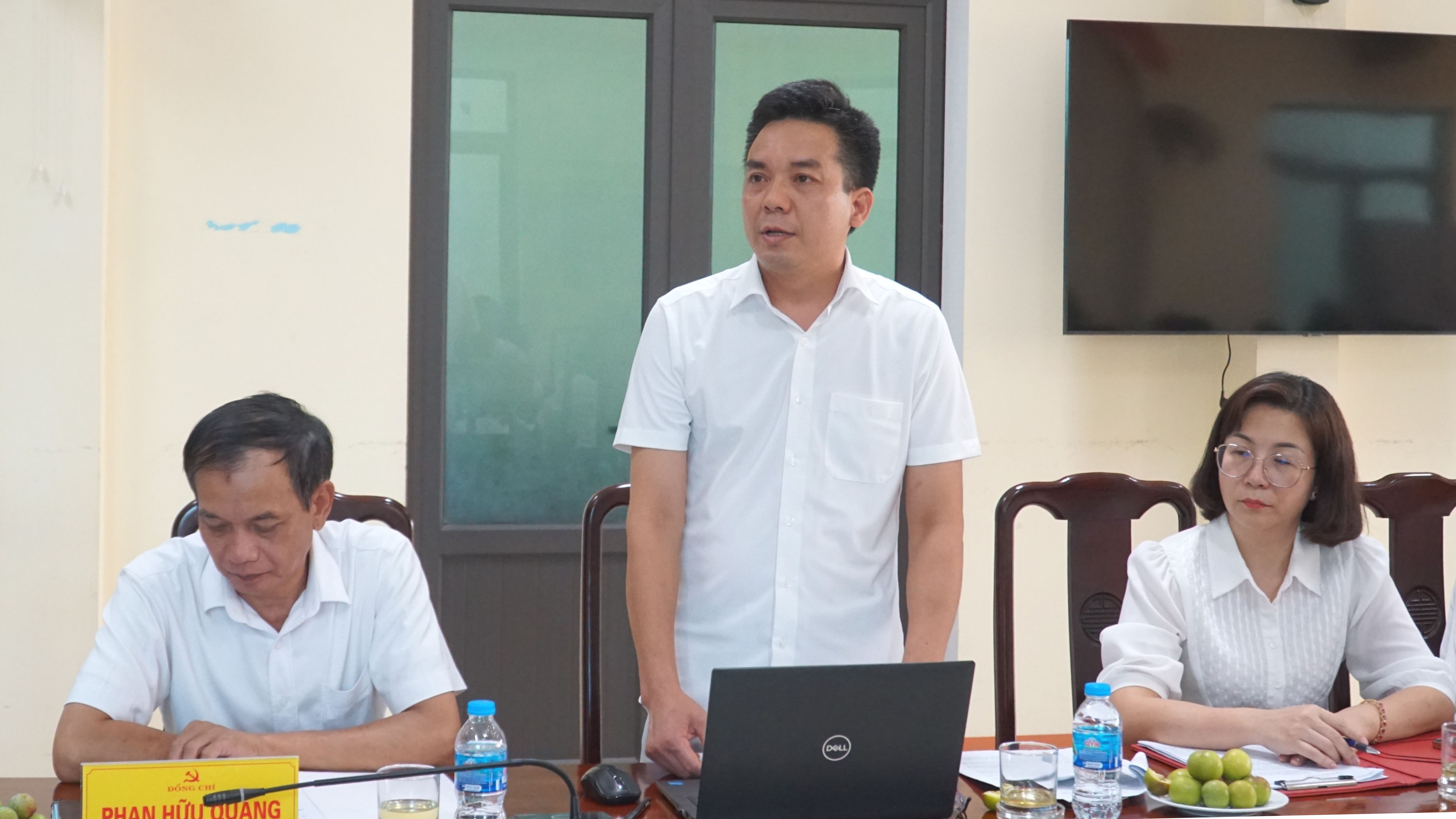Lãnh đạo phòng chuyên môn Ban Nội chính Tỉnh ủy phát biểu thảo luận tại buổi làm việc. dsc05482-5048.jpg