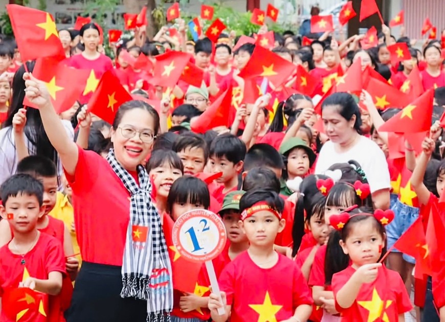 Muốn giáo dục đi vào thực chất, nhà trường phải trở thành trung tâm sáng tạo và chủ động, thay vì chỉ thụ động chờ chỉ đạo từ trên. Muốn giáo dục đi vào thực chất, nhà trường phải trở thành trung tâm sáng tạo và chủ động, thay vì chỉ thụ động chờ chỉ đạo từ trên.