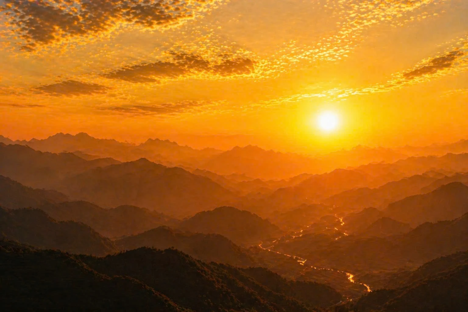 Hoàng hôn buông xuống đèo Ô Quy Hồ, nhuộm vàng cả dãy núi Hoàng Liên Sơn hùng vĩ.