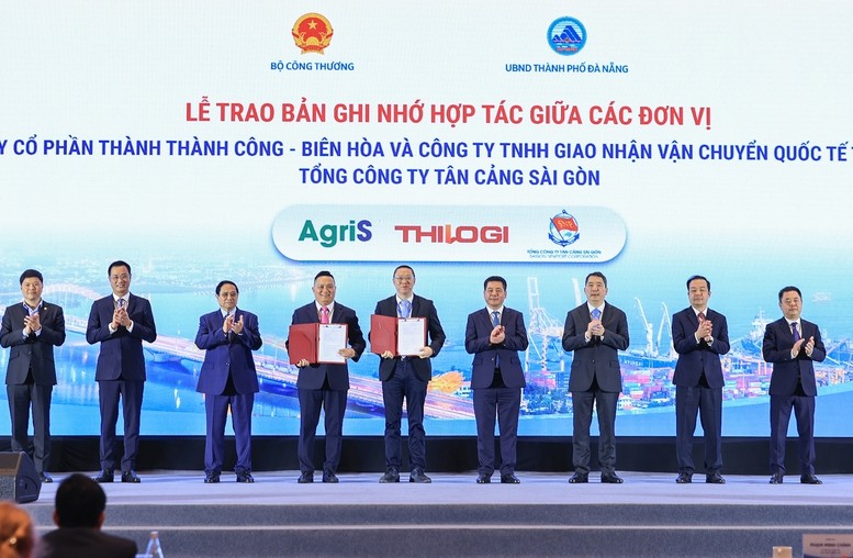 Thủ tướng Phạm Minh Chính chứng kiến lễ trao văn kiện hợp tác giữa các cơ quan, doanh nghiệp.