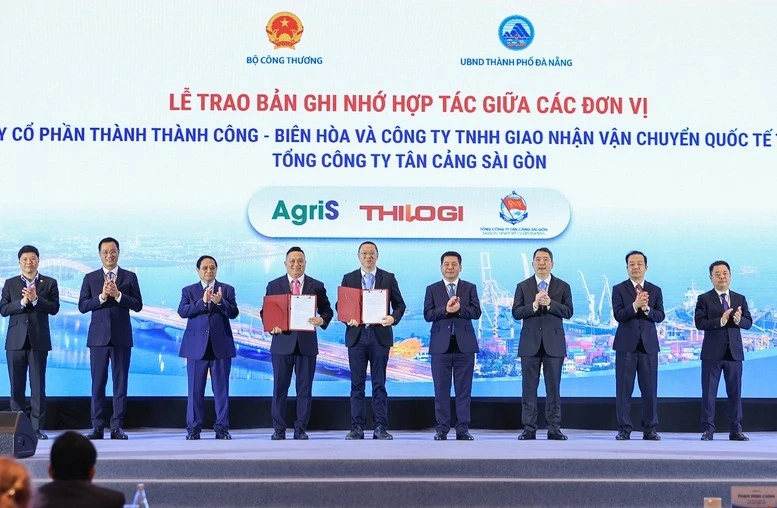 Thủ tướng Phạm Minh Chính chứng kiến lễ trao văn kiện hợp tác giữa các cơ quan, doanh nghiệp.