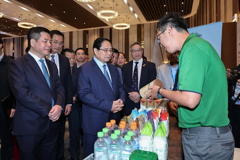 Thủ tướng Phạm Minh Chính tham quan các gian trưng bày tại Diễn đàn Logistics Việt Nam 2025.