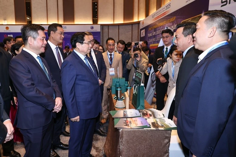 Thủ tướng Phạm Minh Chính tham quan các gian trưng bày tại Diễn đàn Logistics Việt Nam 2025.