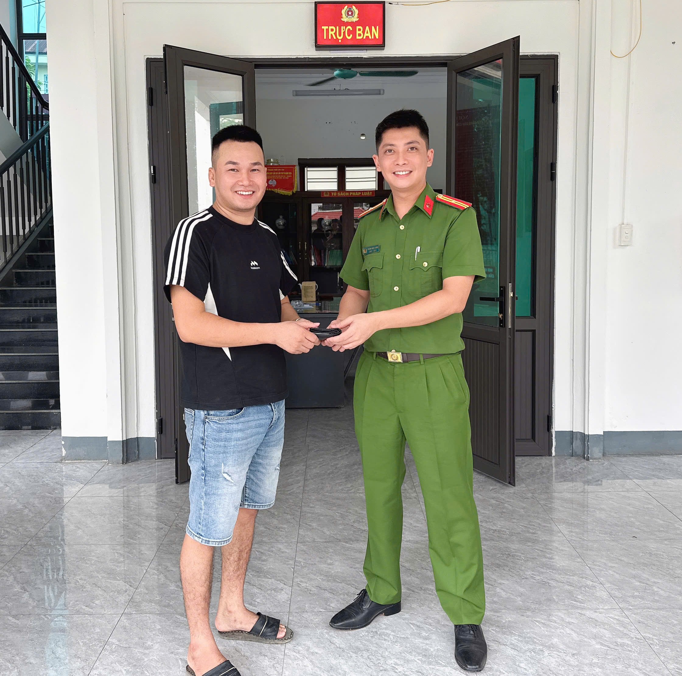 Công an phường Cam Đường trao trả tài sản cho anh Vũ Đức Quý. anh-1-cong-an-phuong-cam-duong-trao-tra-vi-tien-cung-toan-bo-giay-to-cho-cong-dan-vu-xuan-quy.jpg