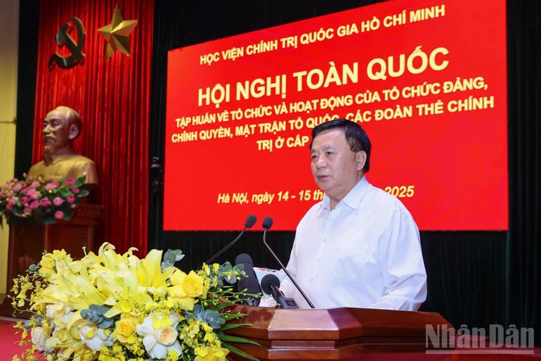 Đồng chí Nguyễn Xuân Thắng, Ủy viên Bộ Chính trị, Giám đốc Học viện Chính trị quốc gia Hồ Chí Minh, Chủ tịch Hội đồng Lý luận Trung ương phát biểu ý kiến tại hội nghị. Đồng chí Nguyễn Xuân Thắng, Ủy viên Bộ Chính trị, Giám đốc Học viện Chính trị quốc gia Hồ Chí Minh, Chủ tịch Hội đồng Lý luận Trung ương phát biểu ý kiến tại hội nghị.