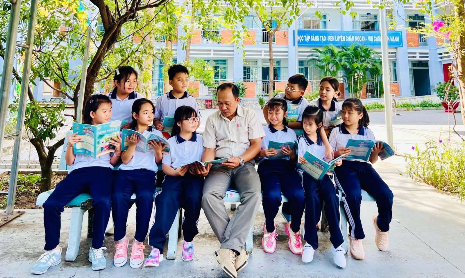 Với sự chung tay giữa nhà trường, phụ huynh và học sinh, Trường Tiểu học Chánh Nghĩa đã có một khuôn viên xanh mát, sạch đẹp đáp ứng nhu cầu học tập của học sinh.