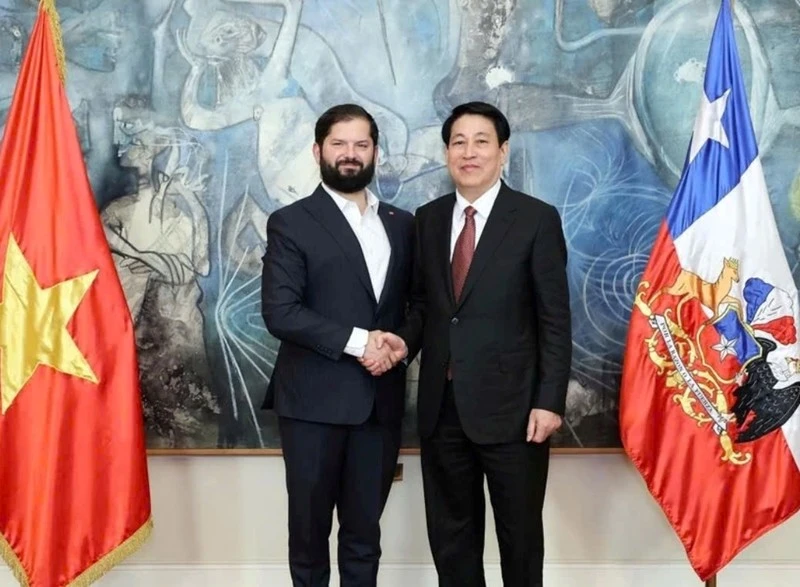 Chủ tịch nước Lương Cường vàTổng thống nước Cộng hòa Chi-lê Ga-bờ-ri-ên Bô-ríc Phông.