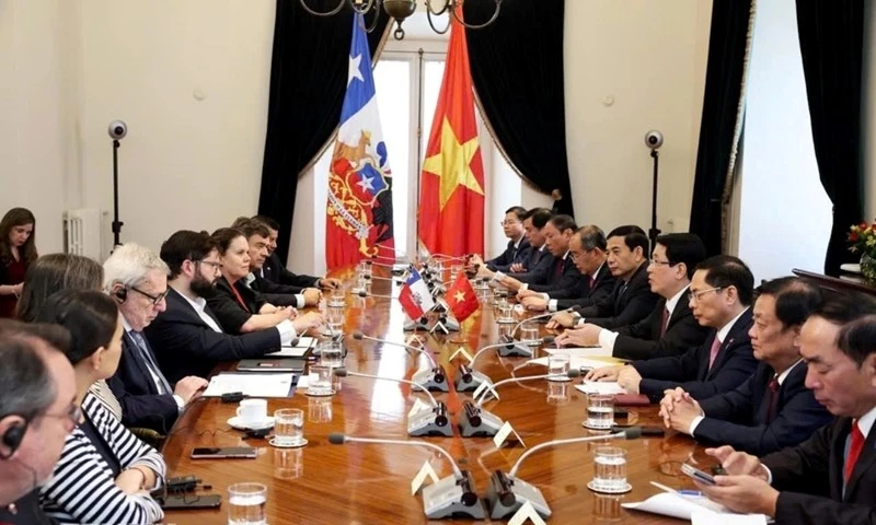 Chủ tịch nước Lương Cường tiến hành hội đàm chính thức với Tổng thống nước Cộng hòa Chi-lê Ga-bờ-ri-ên Bô-ríc Phông.