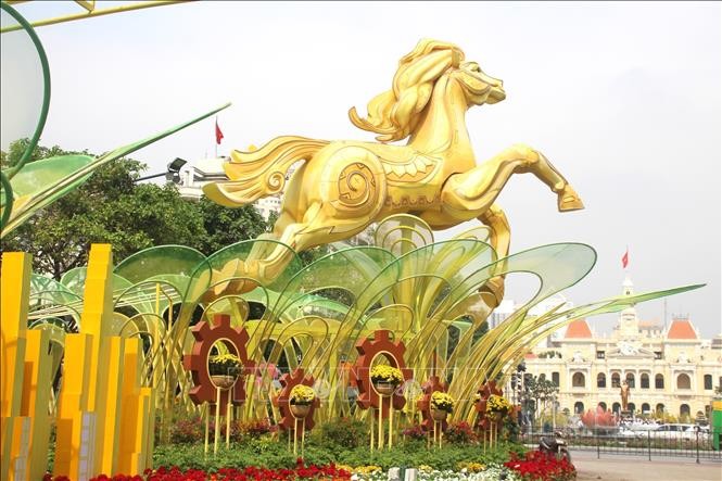 Điểm nhấn của Đường hoa Nguyễn Huệ năm nay là “Nhất mã thong dong”, linh vật lớn nhất Đường hoa Bính Ngọ 2026, với chiều cao gần 7m.