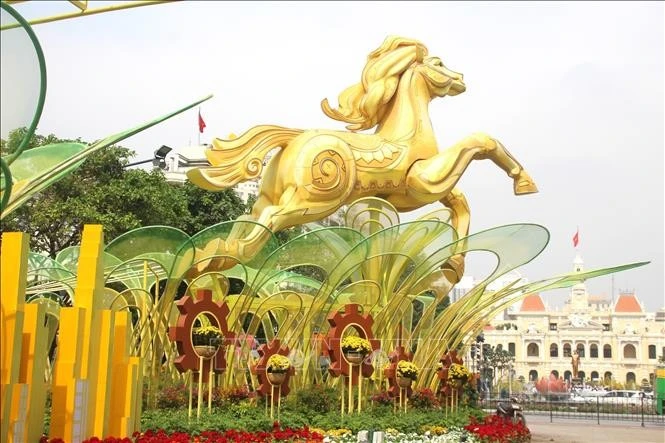 Điểm nhấn của Đường hoa Nguyễn Huệ năm nay là “Nhất mã thong dong”, linh vật lớn nhất Đường hoa Bính Ngọ 2026, với chiều cao gần 7m.