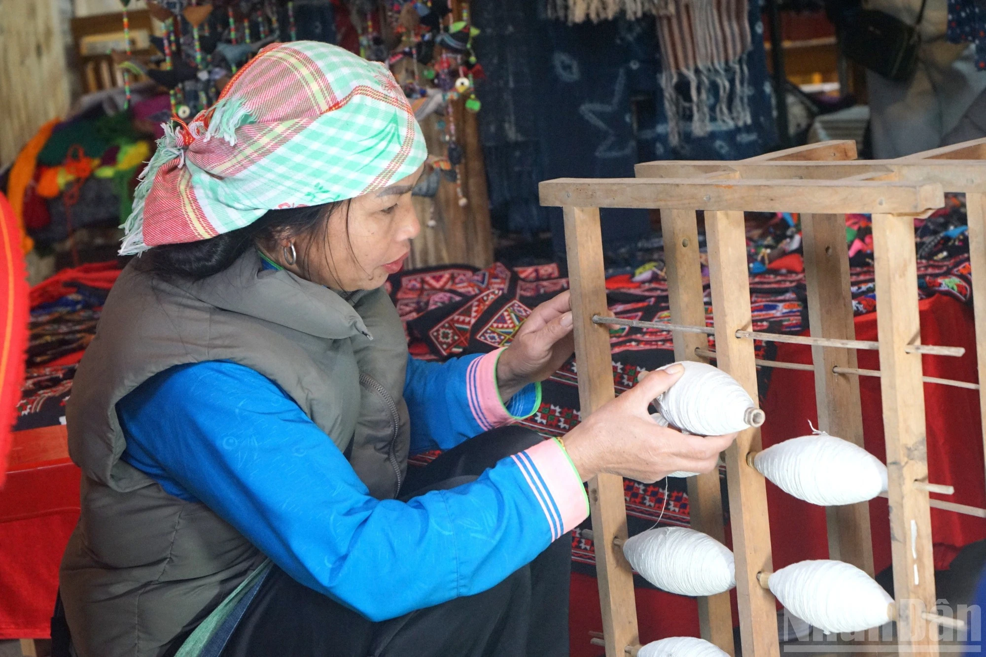 Các chị em trong Hợp tác xã Mường Hoa tham gia vào nhiều công đoạn sản xuất và kinh doanh đồ thủ công mỹ nghệ.