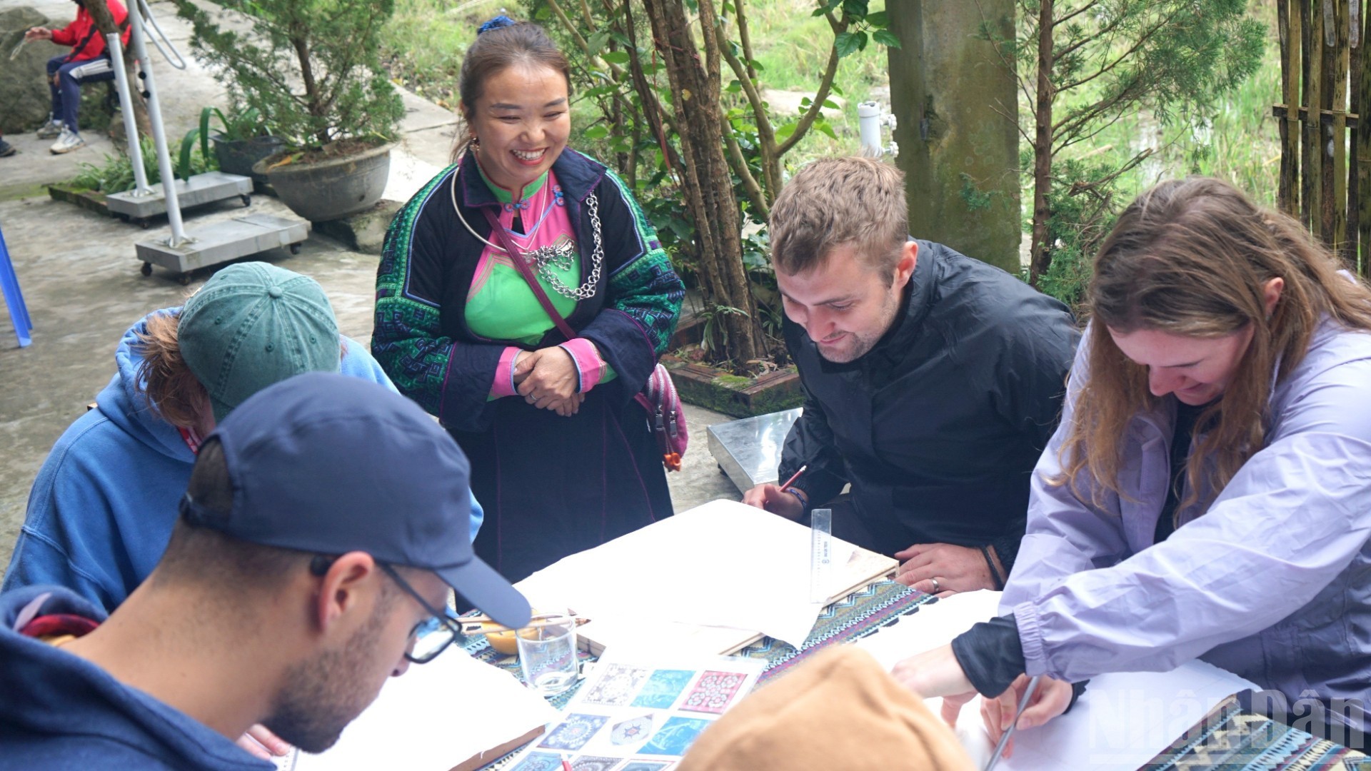 Không chỉ tham gia sản xuất, các chị em trong Hợp tác xã Mường Hoa còn góp mặt trong nhiều hoạt động mang đến cho du khách cơ hội trải nghiệm văn hóa địa phương, như tham gia quy trình nhuộm chàm, vẽ sáp ong tạo hoa văn thủ công, ẩm thực truyền thống...