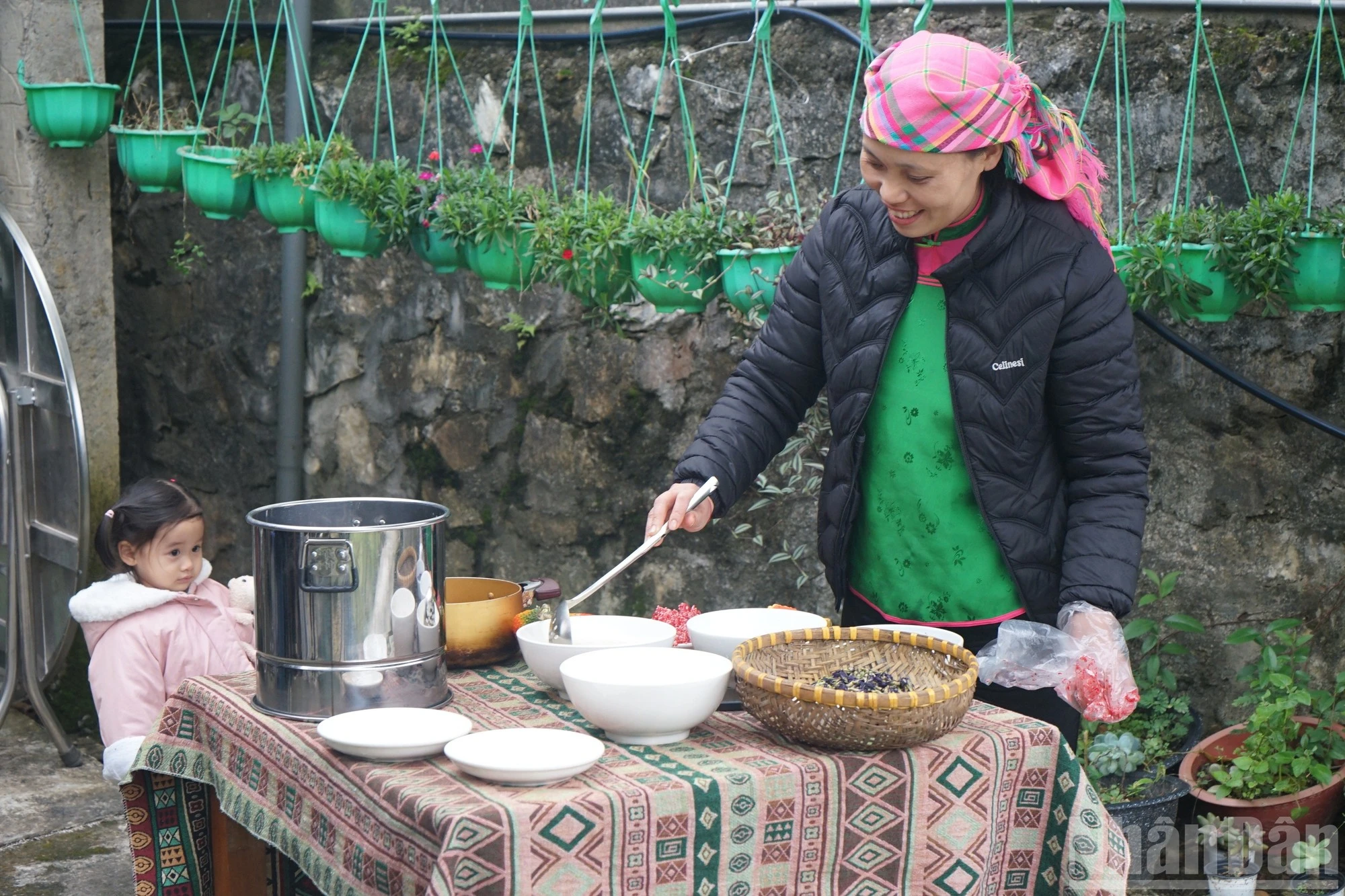 Chị Sởn Thị La làm xôi ngũ sắc phục vụ du khách lưu trú tại Tả Van.