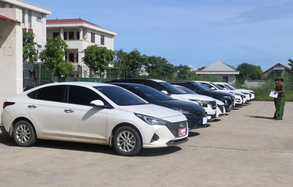 Tang vật vụ án làm giả giấy tờ ô tô để lừa đảo.