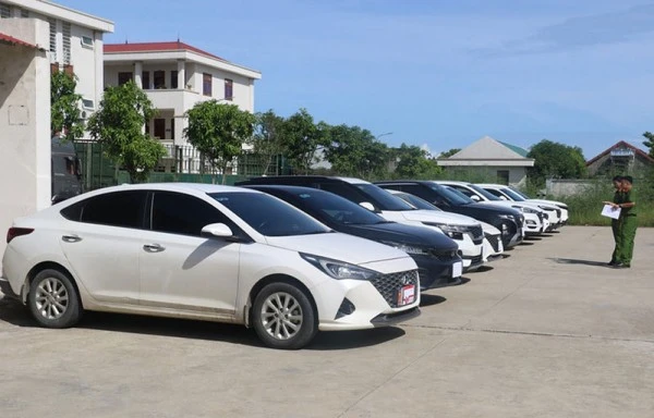 Tang vật vụ án làm giả giấy tờ ô tô để lừa đảo.