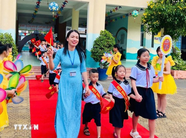 Chào đón học sinh lớp 1 Trường Tiểu học Bùi Văn Mới, thành phố Thủ Đức, Thành phố Hồ Chí Minh. Chào đón học sinh lớp 1 Trường Tiểu học Bùi Văn Mới, thành phố Thủ Đức, Thành phố Hồ Chí Minh.