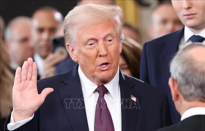 Ông Donald Trump tuyên thệ nhậm chức tại Tòa nhà Quốc hội ở Washington DC., chính thức trở thành Tổng thống thứ 47 của Mỹ. Ông Donald Trump tuyên thệ nhậm chức tại Tòa nhà Quốc hội ở Washington DC., chính thức trở thành Tổng thống thứ 47 của Mỹ.