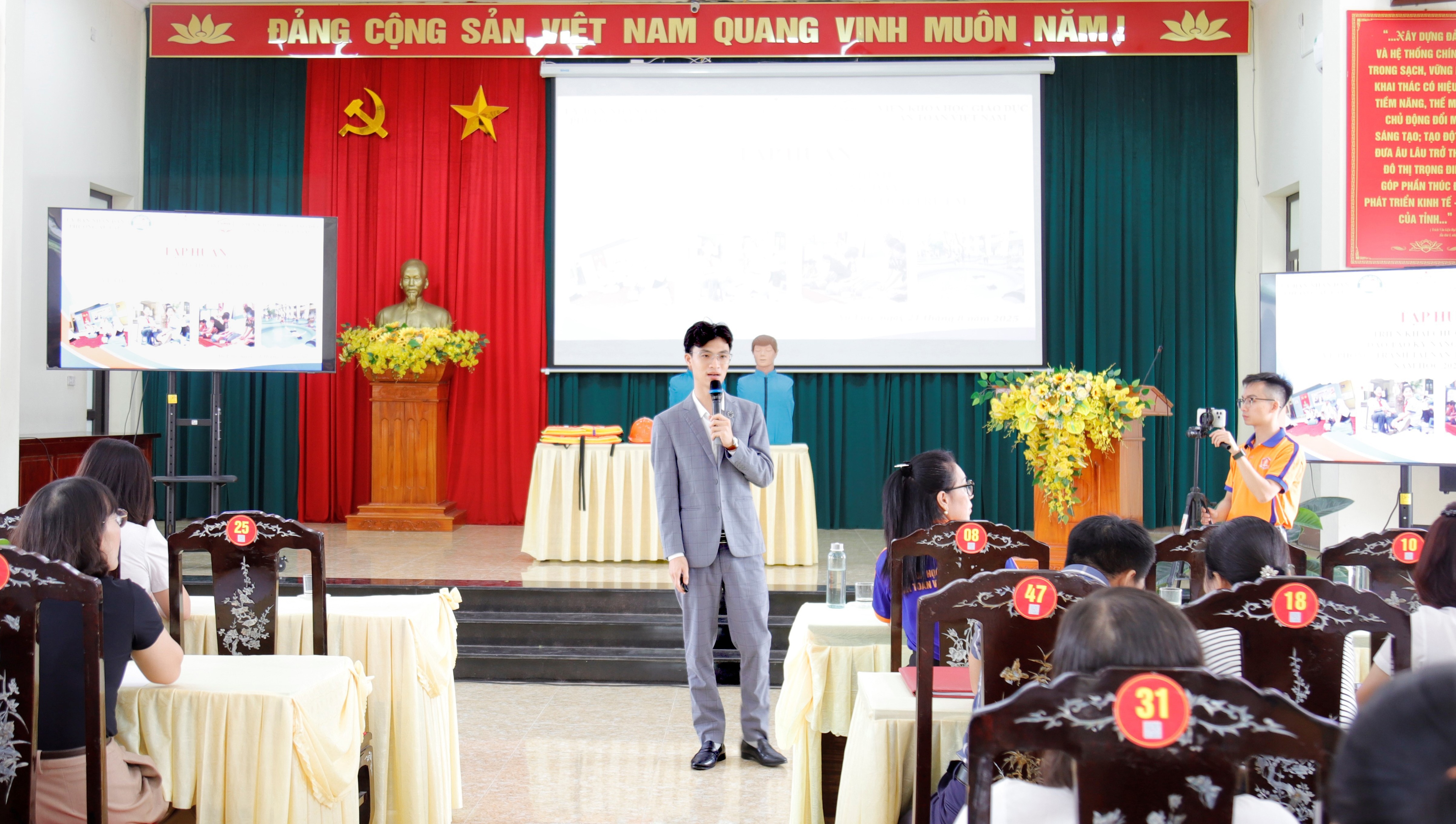 Chuyên gia Viện Khoa học Giáo dục An toàn Việt Nam chia sẻ nội dung tập huấn. anh-thanh-nghi-3-1346.jpg