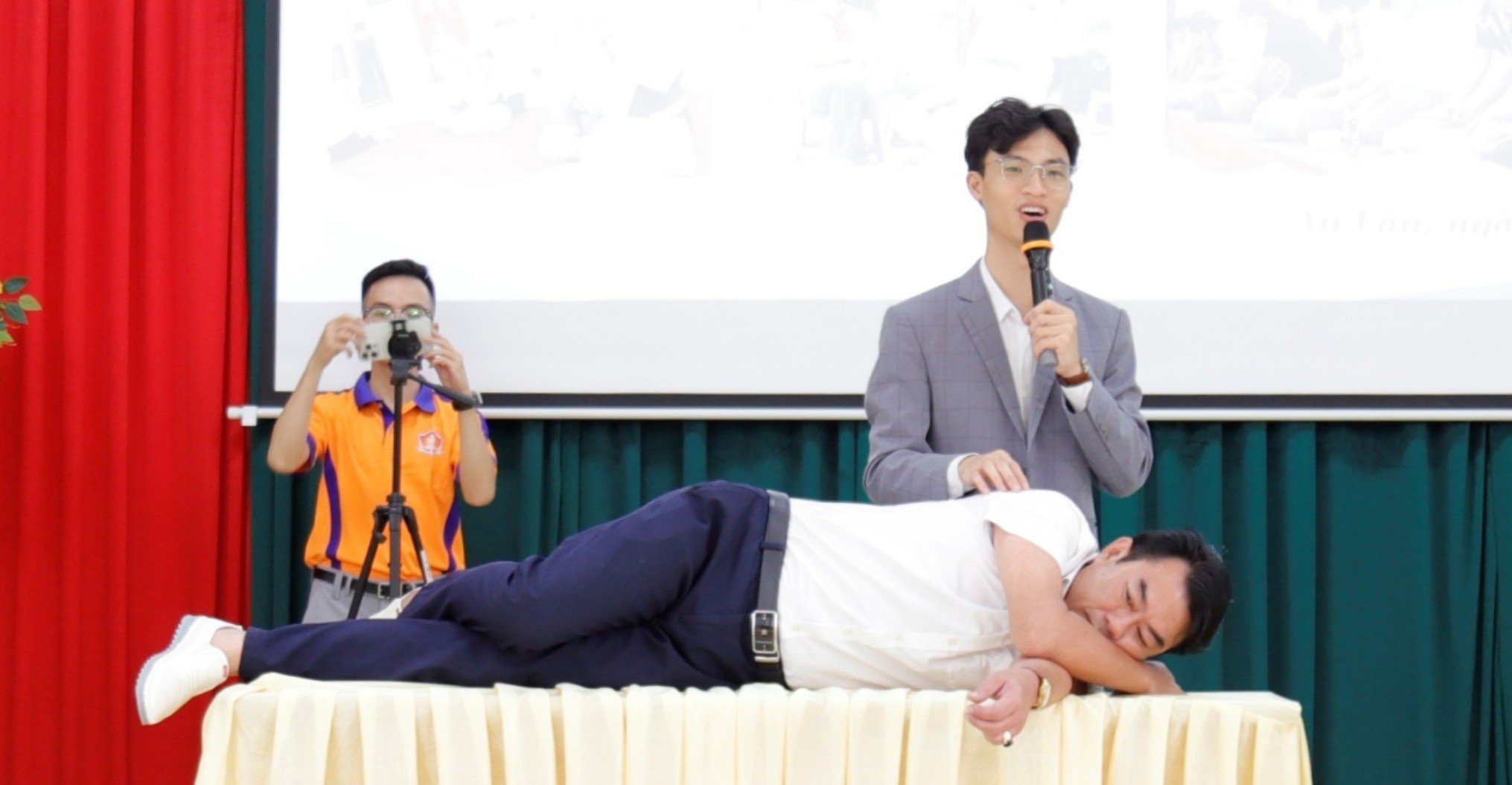 Chuyên gia Viện Khoa học Giáo dục An toàn Việt Nam hướng dẫn thực hành tình huống cụ thể. anh-thanh-nghi-8-5912.jpg