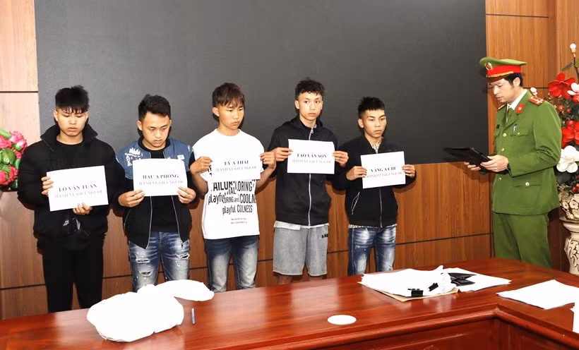 Cơ quan CSĐT Công an tỉnh Lai Châu công bố Lệnh giữ người trong trường hợp khẩn cấp đối với 5 đối tượng.