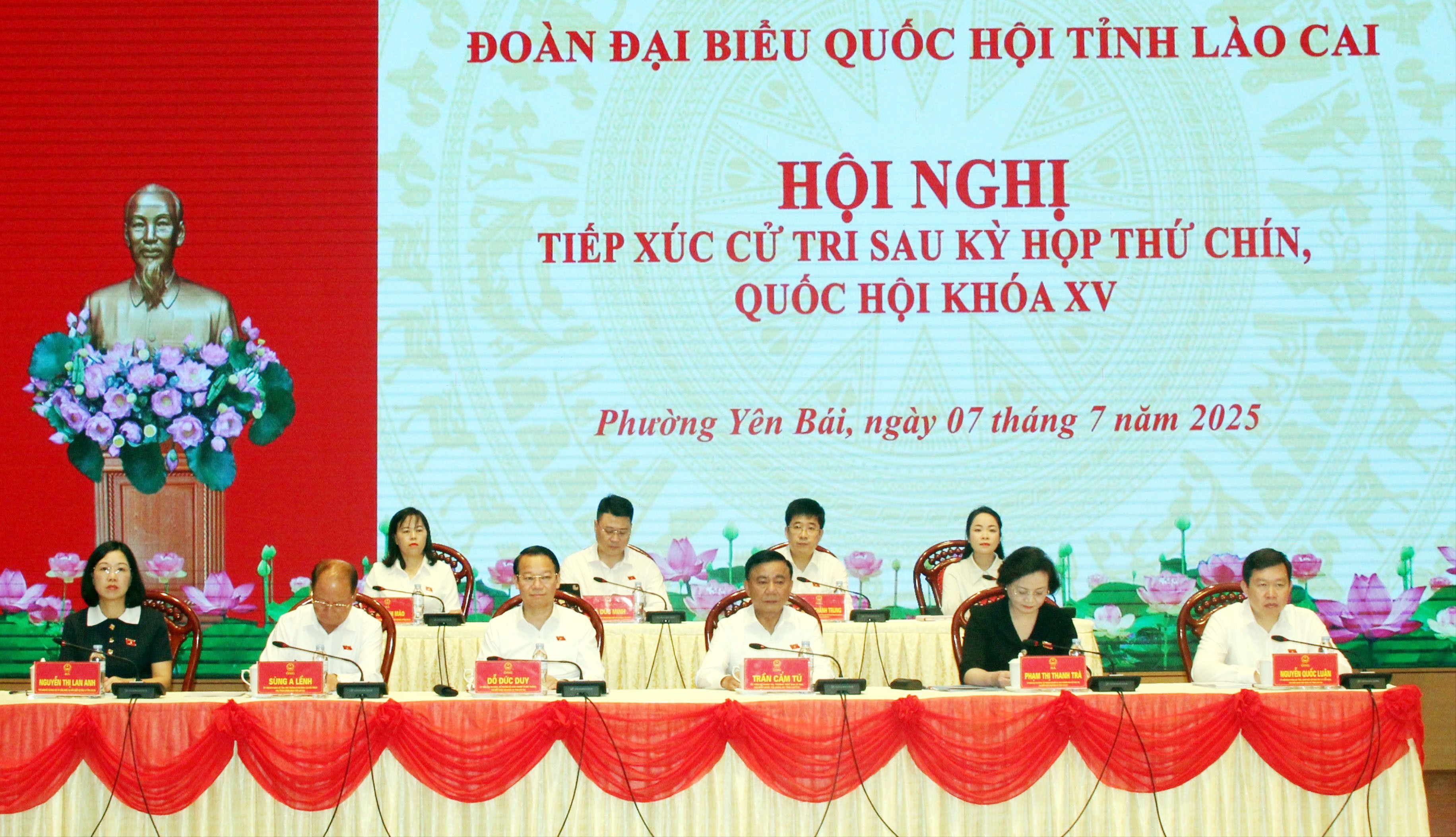 Các đại biểu Quốc hội tỉnh Lào Cai tham dự Hội nghị. 17-8386.jpg