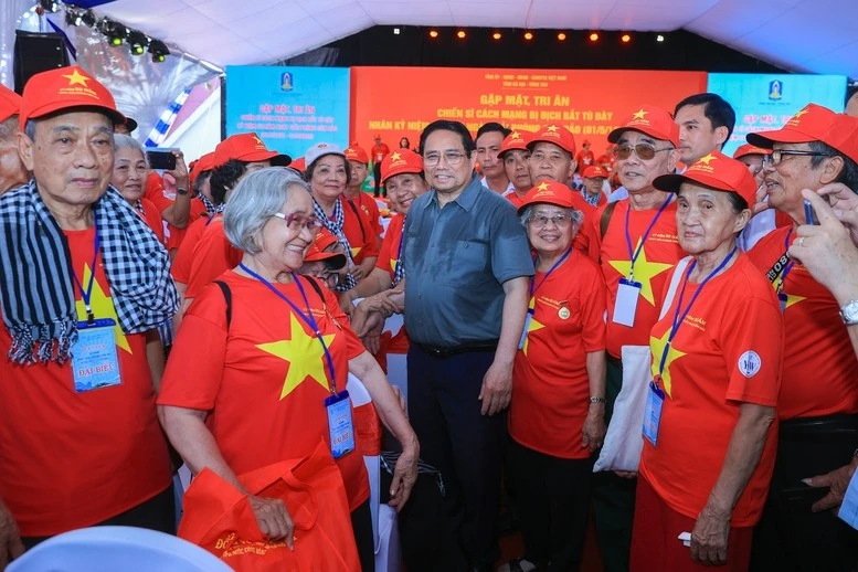 Thủ tướng cùng các đại biểu dự buổi gặp mặt, tri ân.