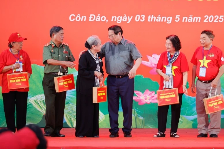 Thủ tướng tặng quà cho các đại biểu.