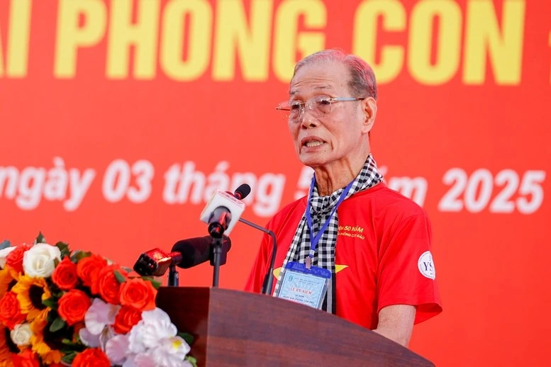 Ông Võ Ái Vân thay mặt các chiến sĩ cách mạng bị địch bắt, tù đày phát biểu.